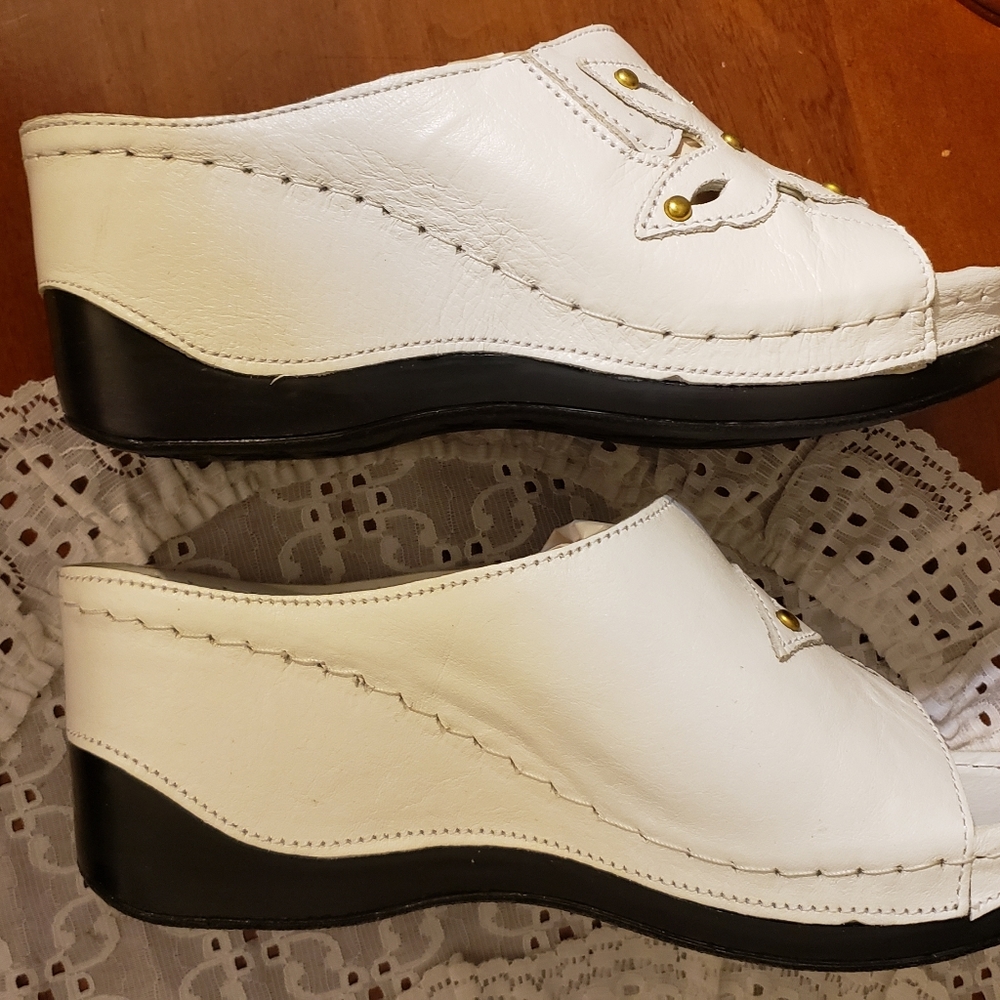 New Spring Step White Sandals - Picture 4 of 12